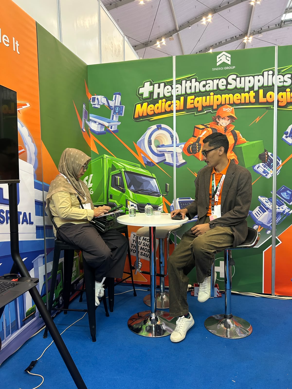 Tim Sinergi Logistik berdiskusi dengan pengunjung di booth HOSPEX 2026 ICE BSD