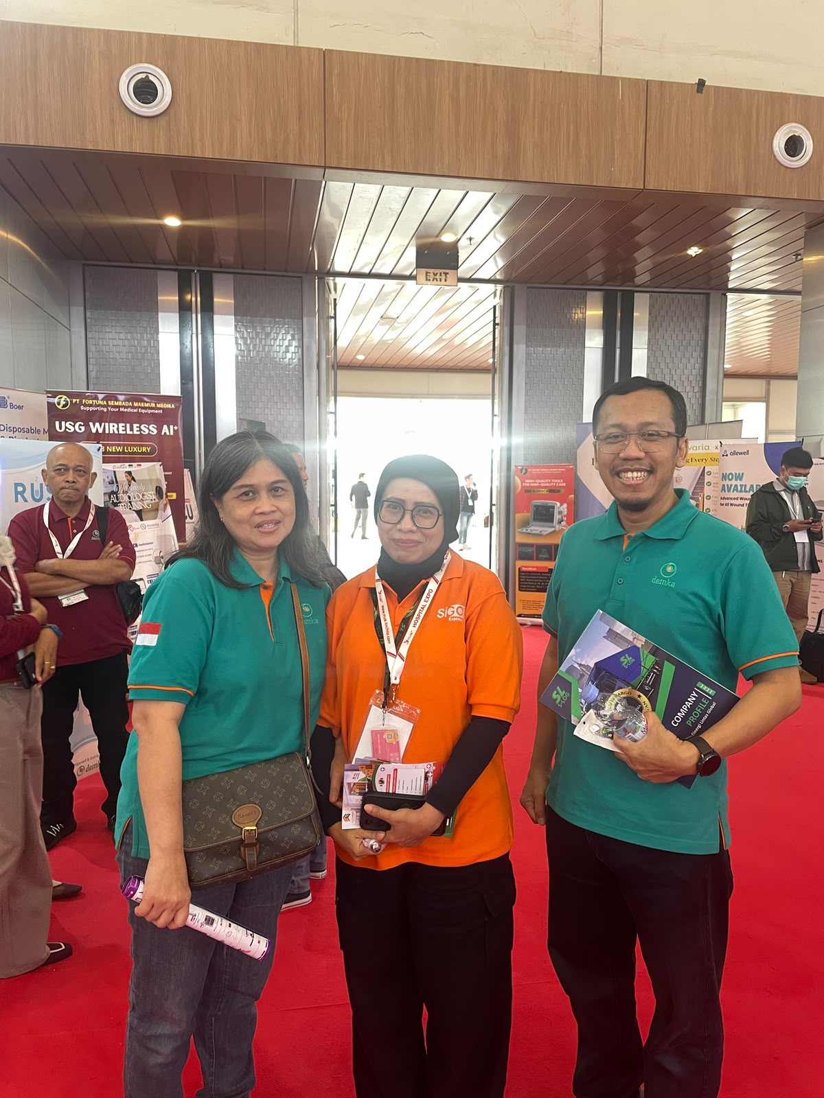 Tim Sinergi Logistik bersama calon pelanggan di area pameran HOSPEX 2026