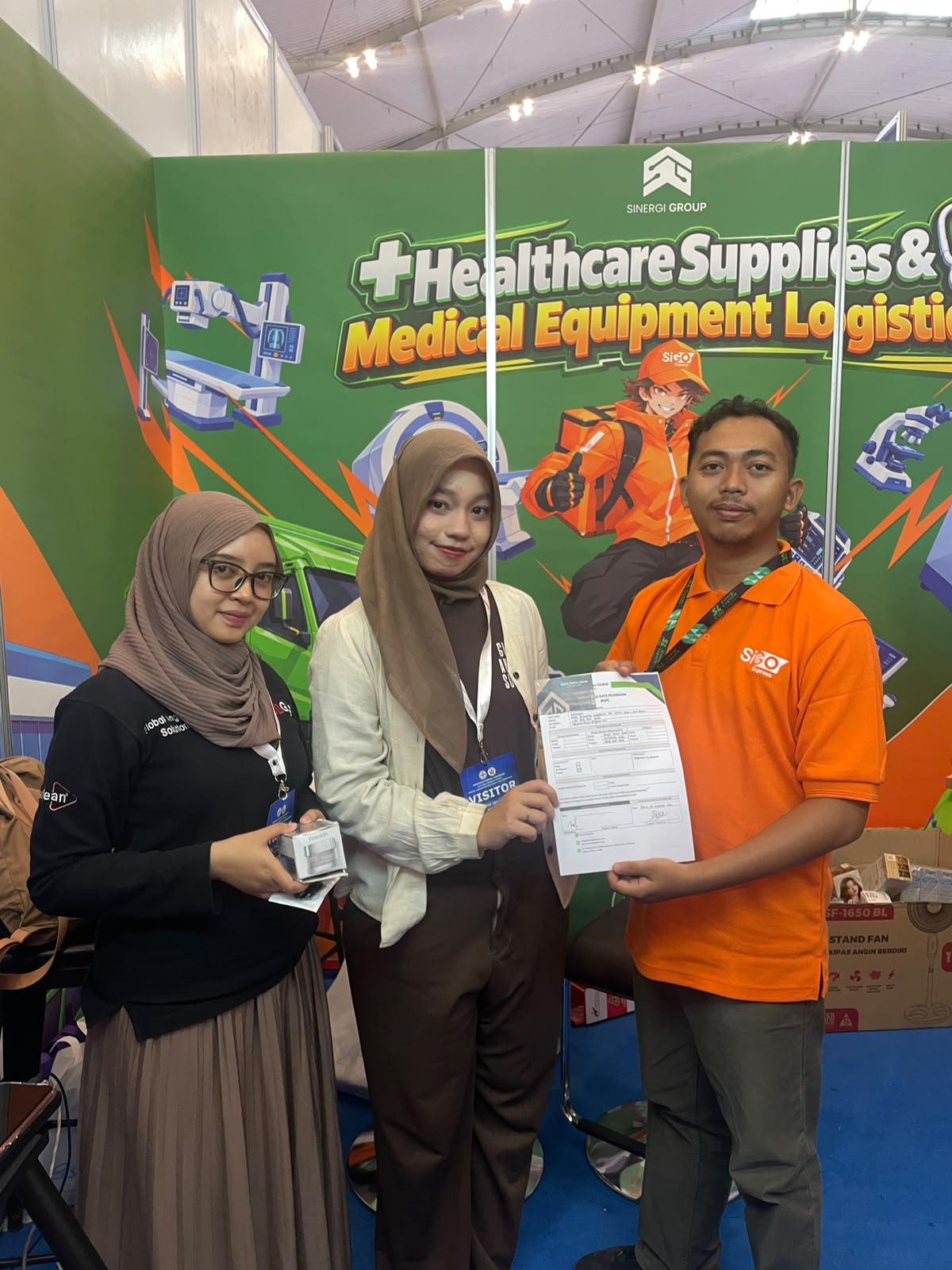 Tim S-LOG bersama pengunjung booth HOSPEX 2026 di ICE BSD